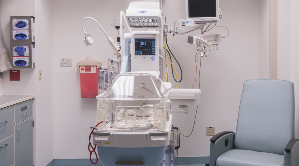 A common NICU patient room with a specialized patient bed called an isolette and room for you to remain at your child's bedside.