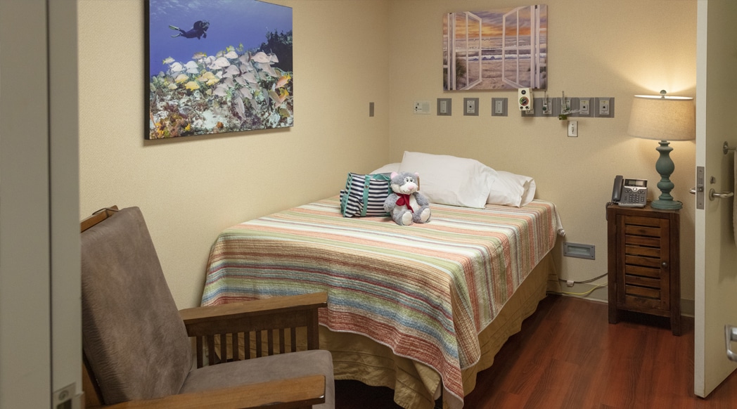 Two parent rooms located within the NICU provide an opportunity for parents of infants with certain conditions to be close to the bedside and prepare for discharge home.