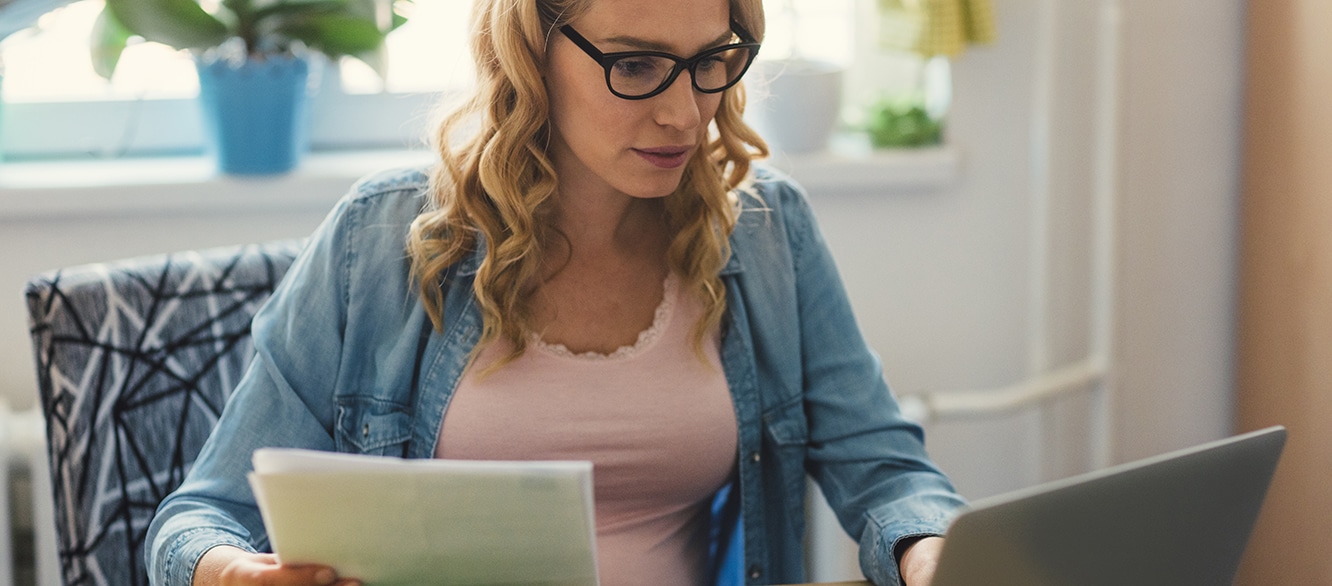 Pregnant Woman e-banking