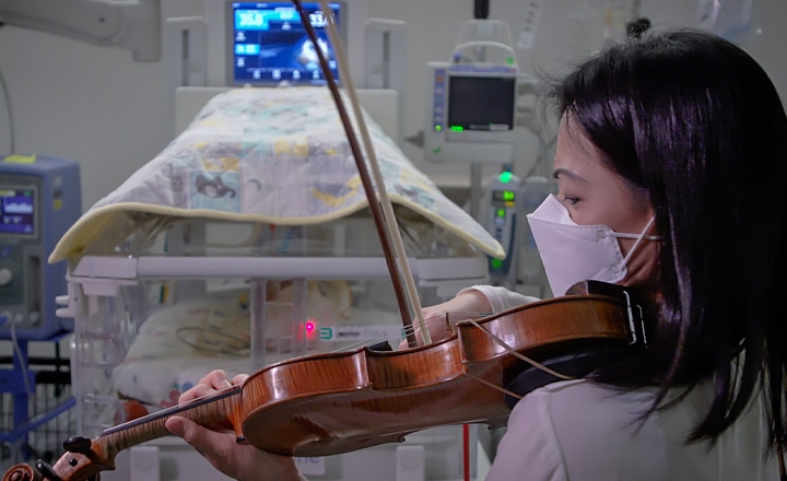 Violinist Hye-Jin Kim plays for children in the NICU at the Maynard Children's Hospital.